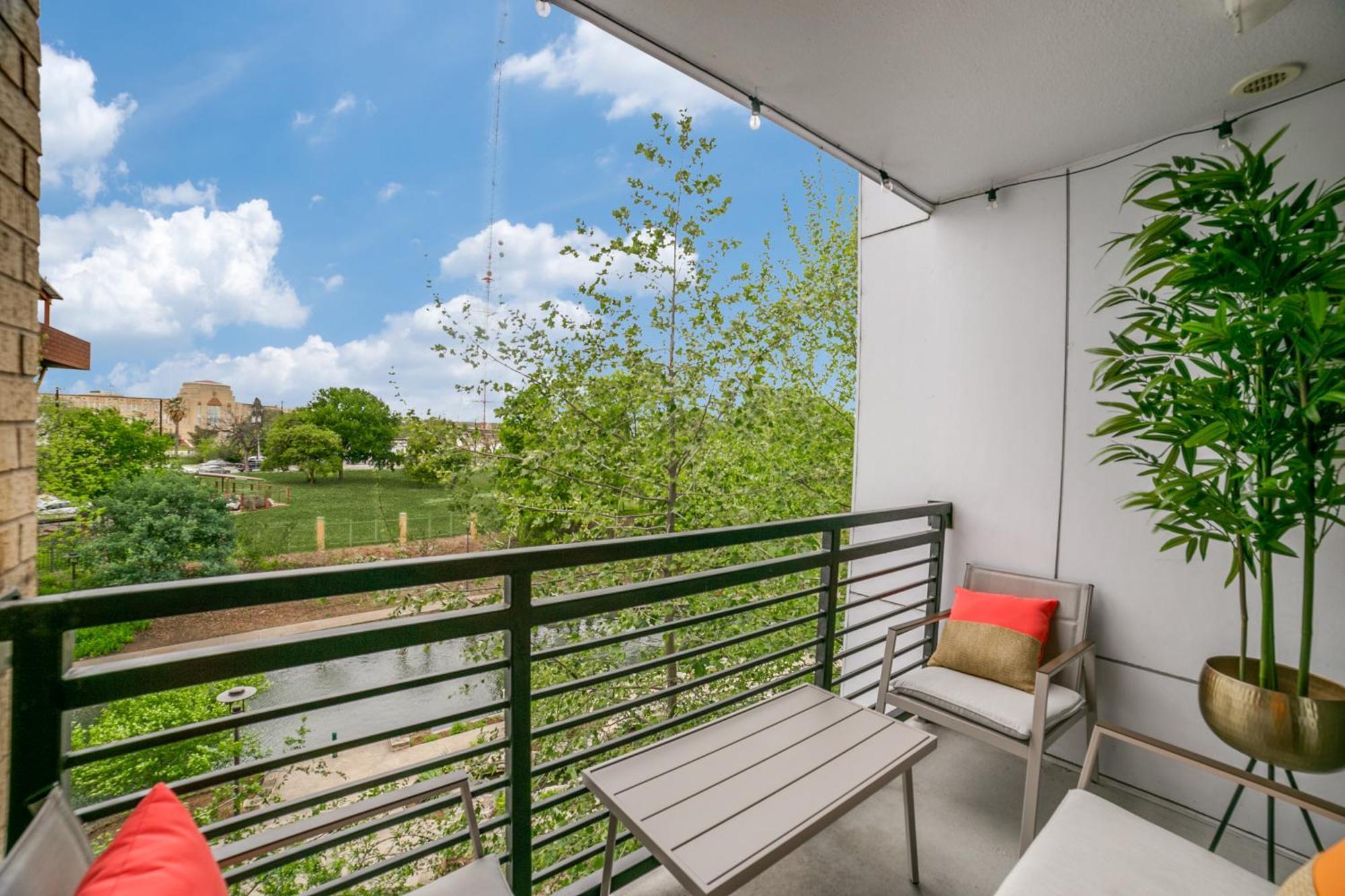 Downtown Apartment With Riverwalk Views Free Parking Pet Friendly Centrally Located On The Riverwalk 샌안토니오 외부 사진