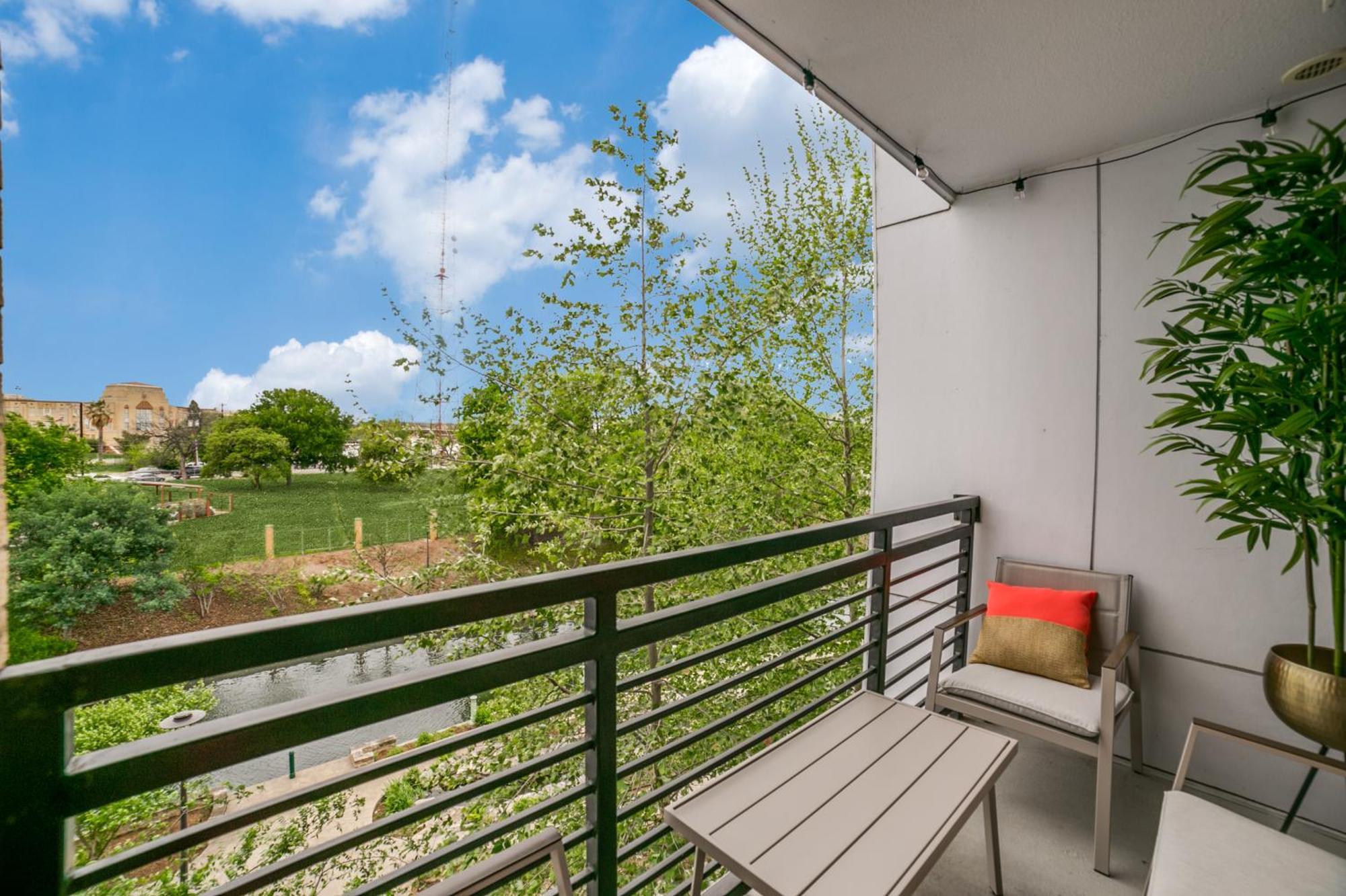 Downtown Apartment With Riverwalk Views Free Parking Pet Friendly Centrally Located On The Riverwalk 샌안토니오 외부 사진